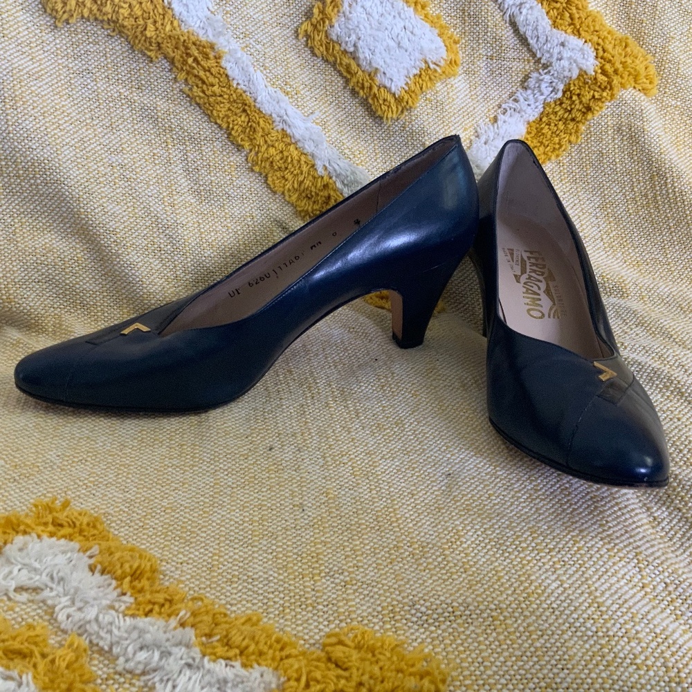 Salvatore Ferragamo Navy W/Gold Signature Pumps SIZE 8 Vintage 80's